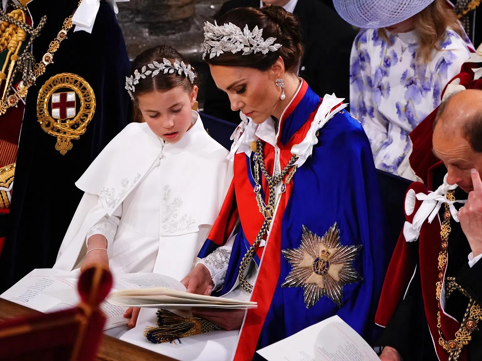 Тайната символика зад тоалетите на Кейт Мидълтън и принцеса Шарлот на коронацията (Снимки)