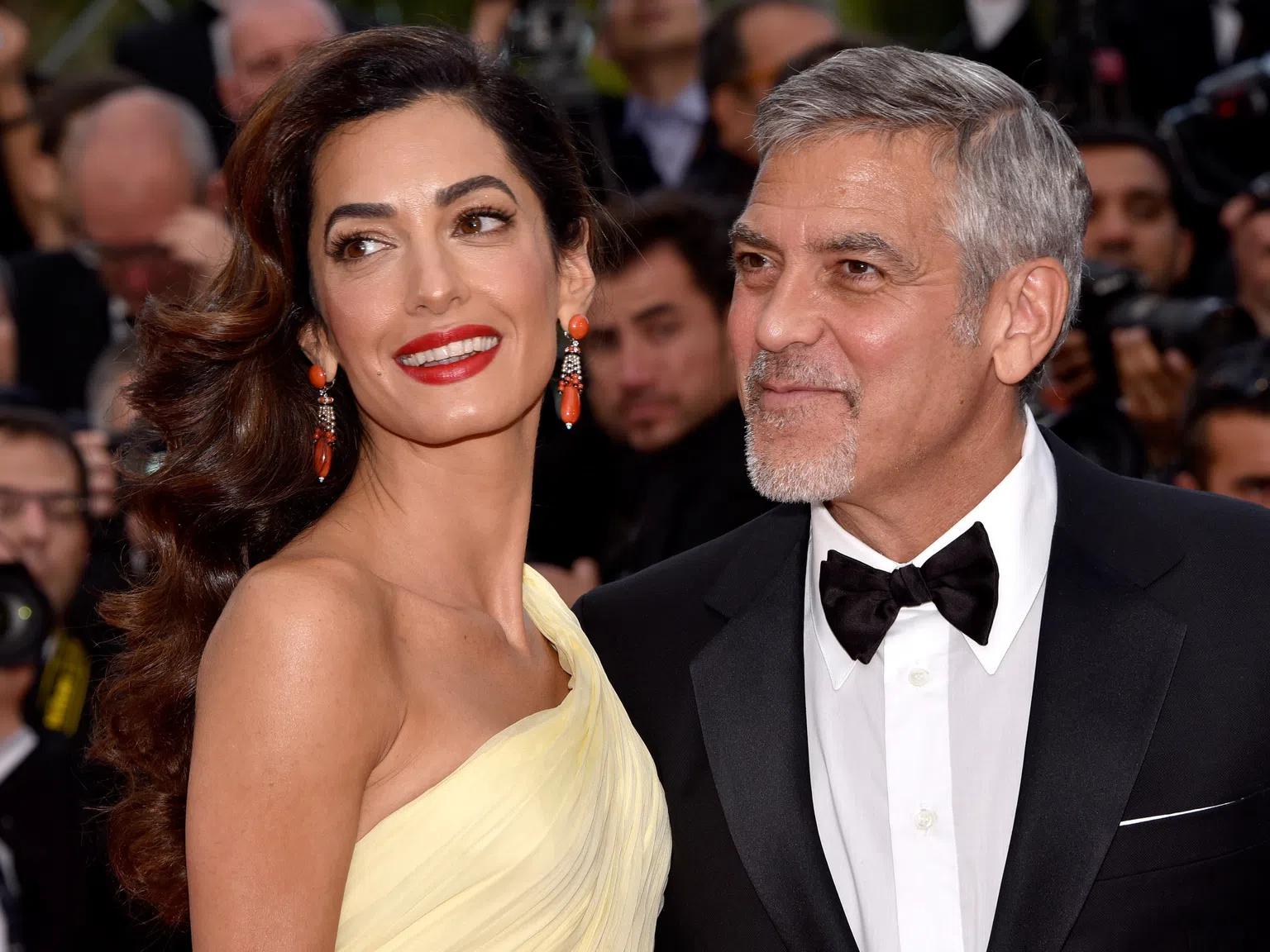 Нимфата на Сребърното езеро: Амал Клуни в рокля от хиляди пайети на голо тяло на среща с Джордж Клуни