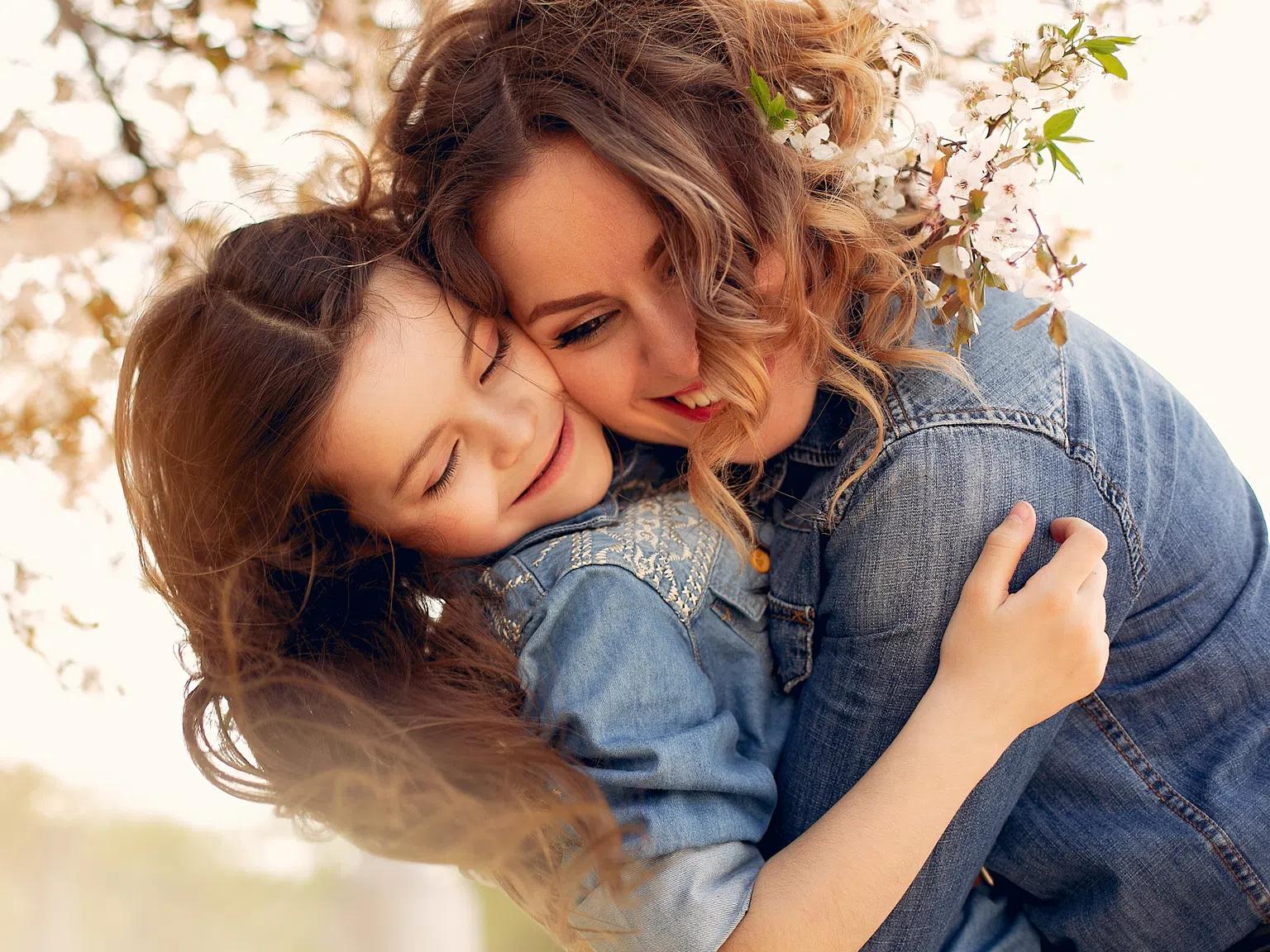 Задушаваща нежност: Как токсичната любов на майката може да бележи човек за цял живот
