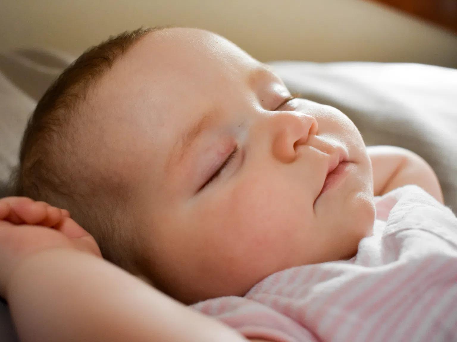 Коя е правилната и най-безопасна поза за сън на новороденото?
