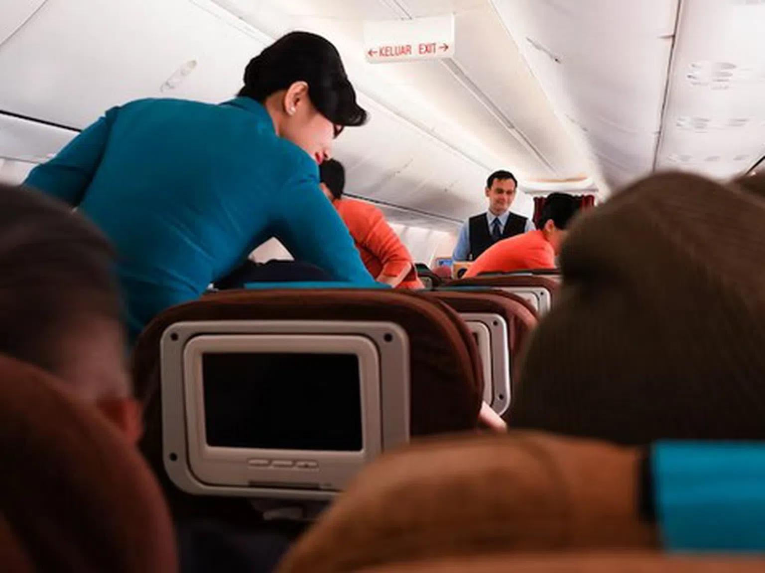 Защо стюардесите знаят всичко за вас, когато се качите в самолета