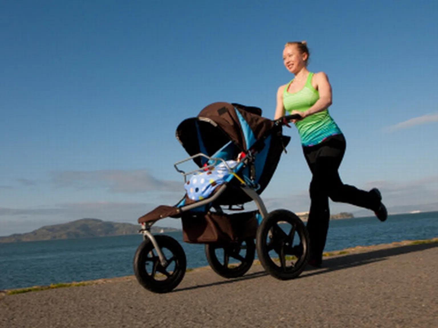 Само за мами: фитнес с детската количка! (видео)