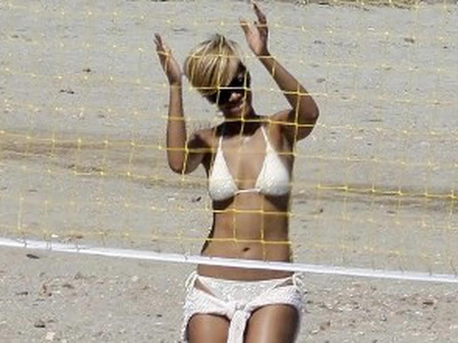 Риана се забавлява с плажен волейбол