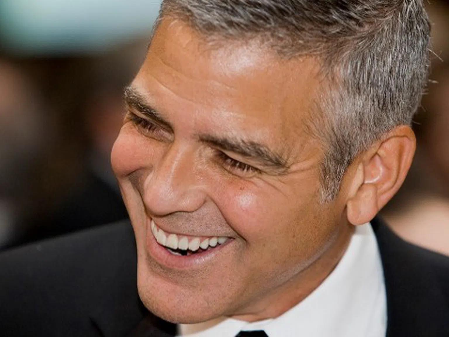 Клуни продава себе си в помощ на хомосексуалните