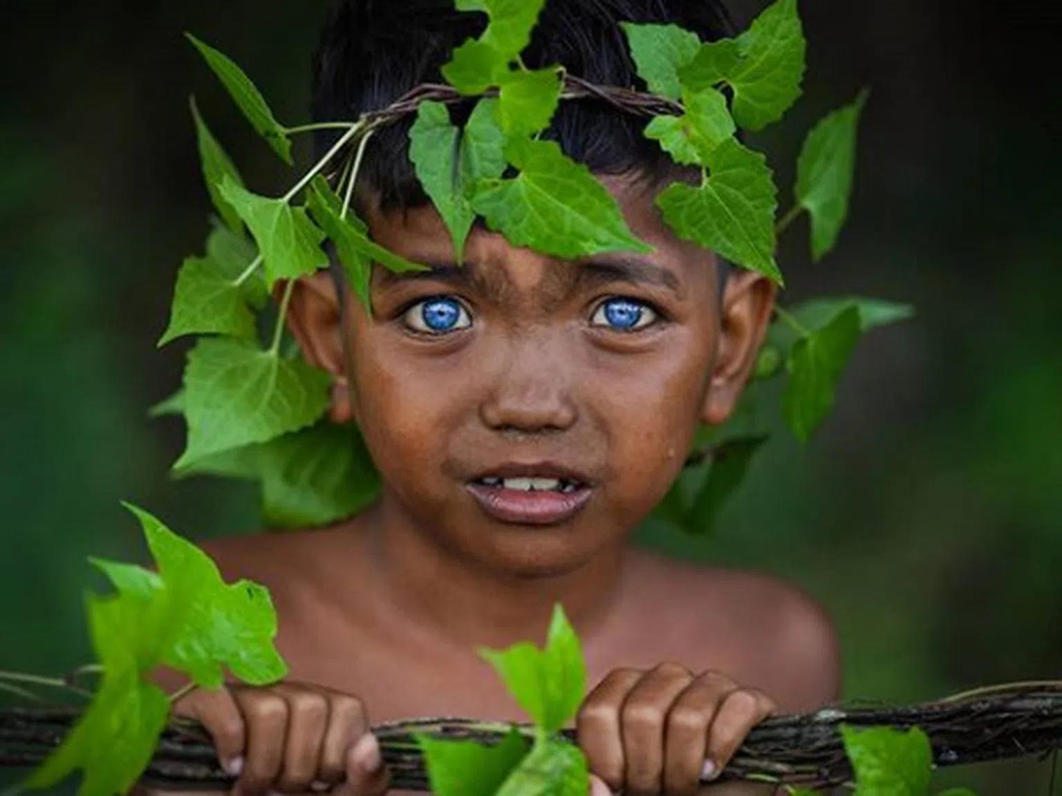 Древно племе смая света с хипнотично сините си очи