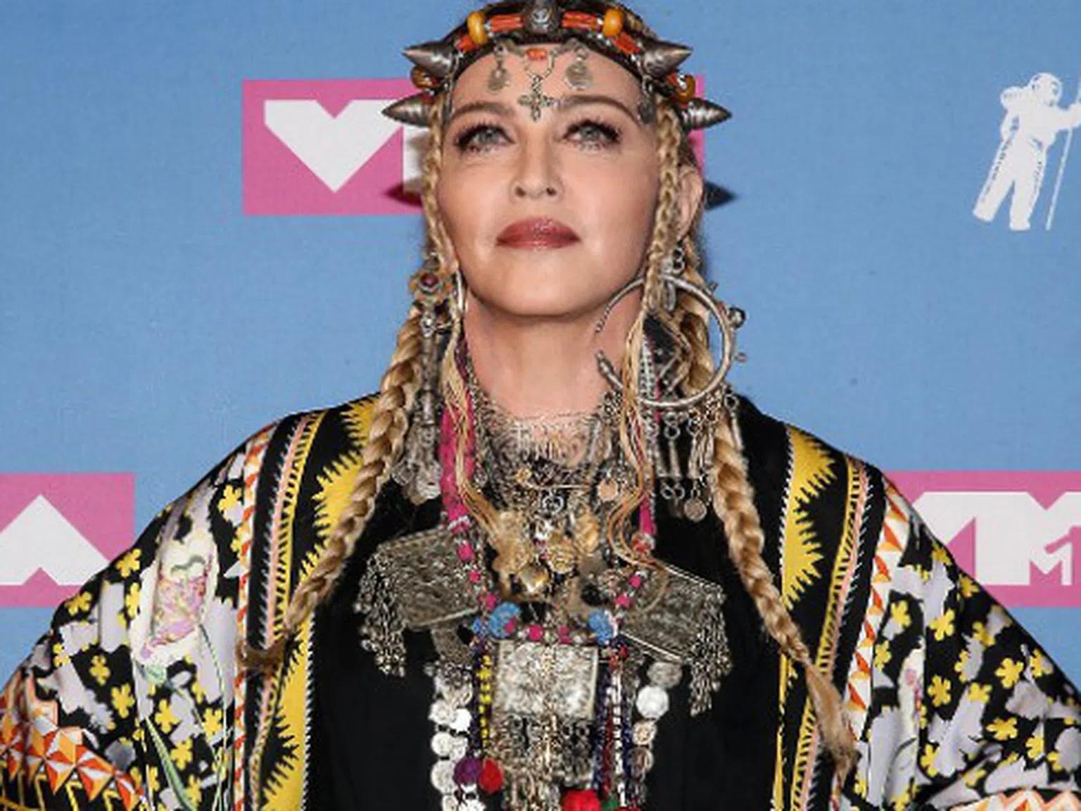 Мадона с розова коса - просто феноменална (снимки)