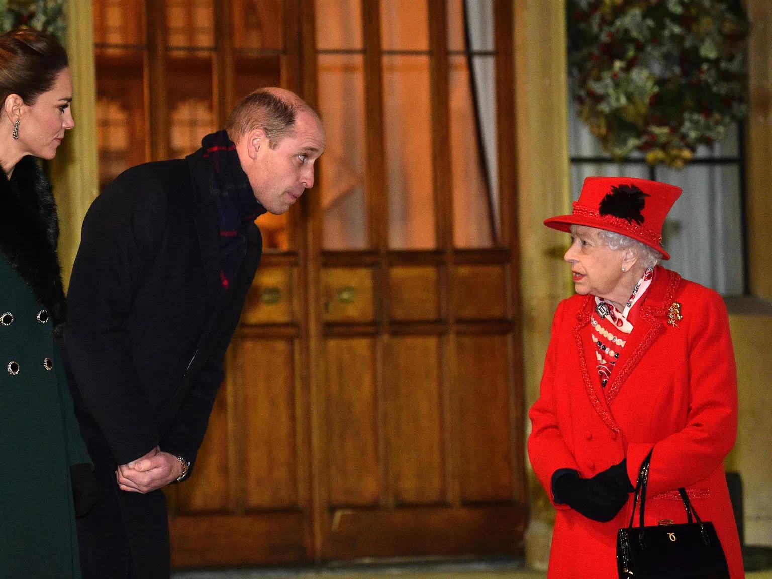 Идва ли краят на една епоха? Кралица Елизабет II разпуска слугите си и моли Хари да я види заедно с правнуците за Коледа!