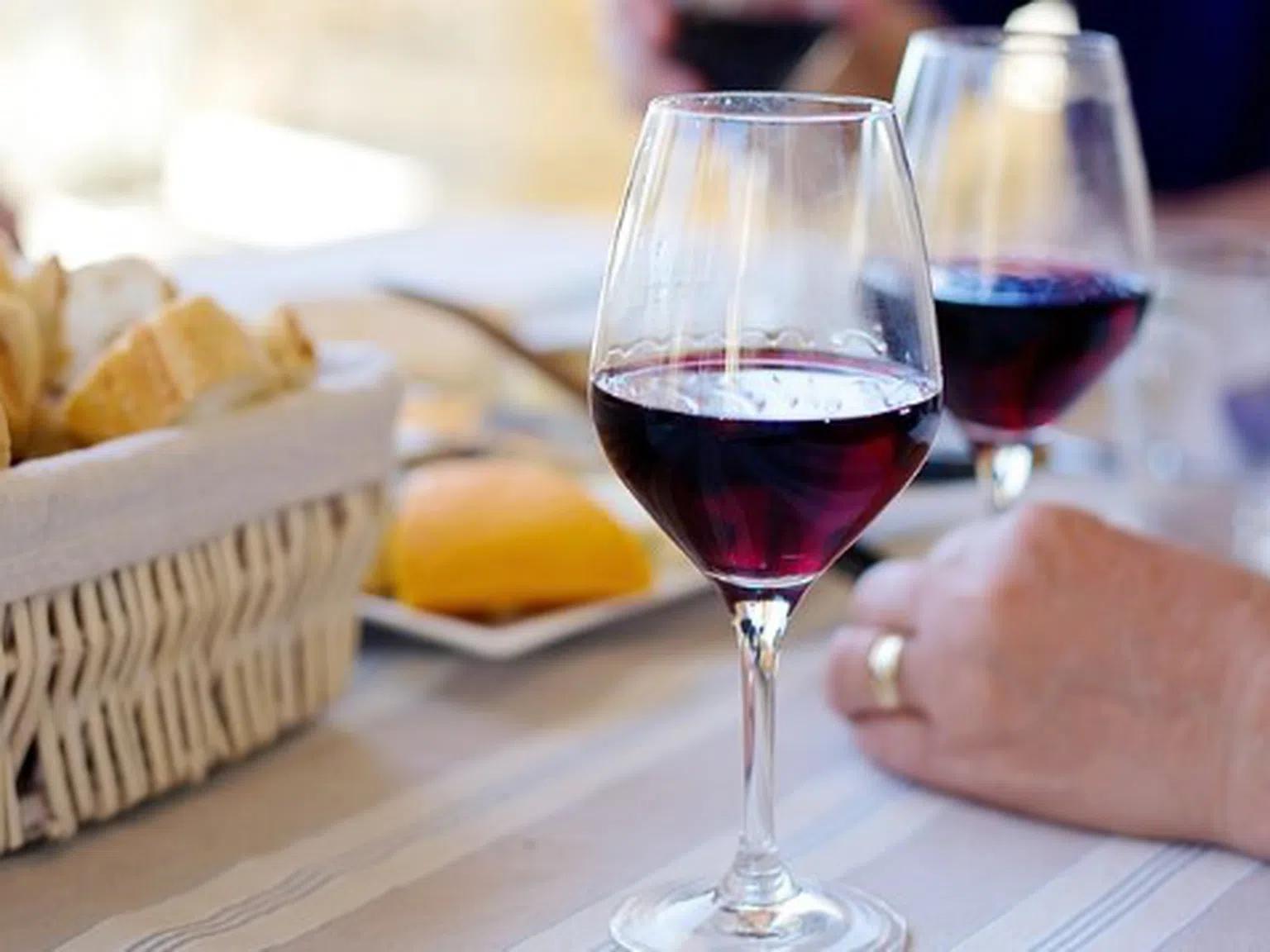 Учени: Мит е, че една чаша вино на ден е полезна за здравето