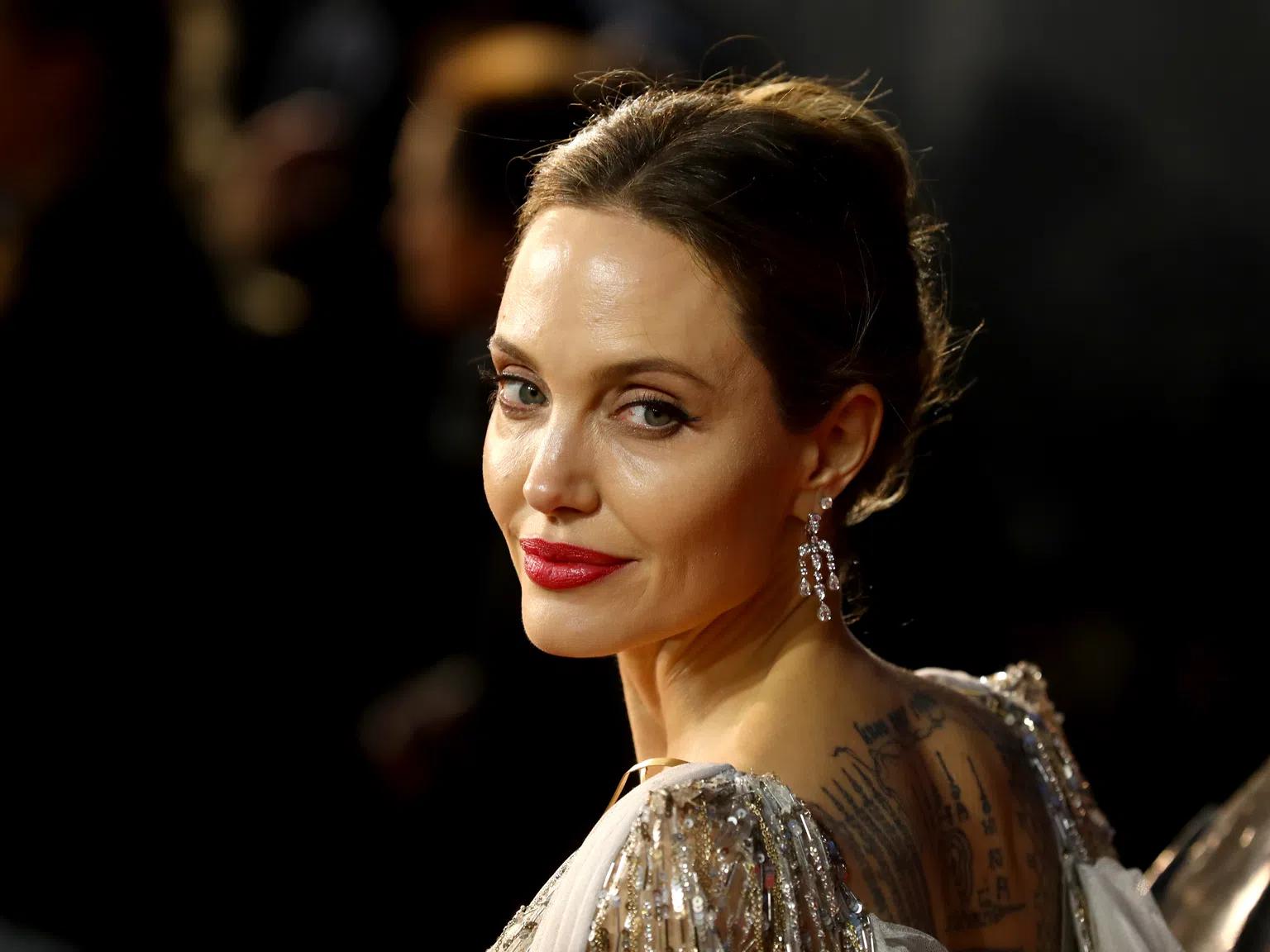 Има ли скрито послание тайната татуировка на Анджелина Джоли и какво е то?
