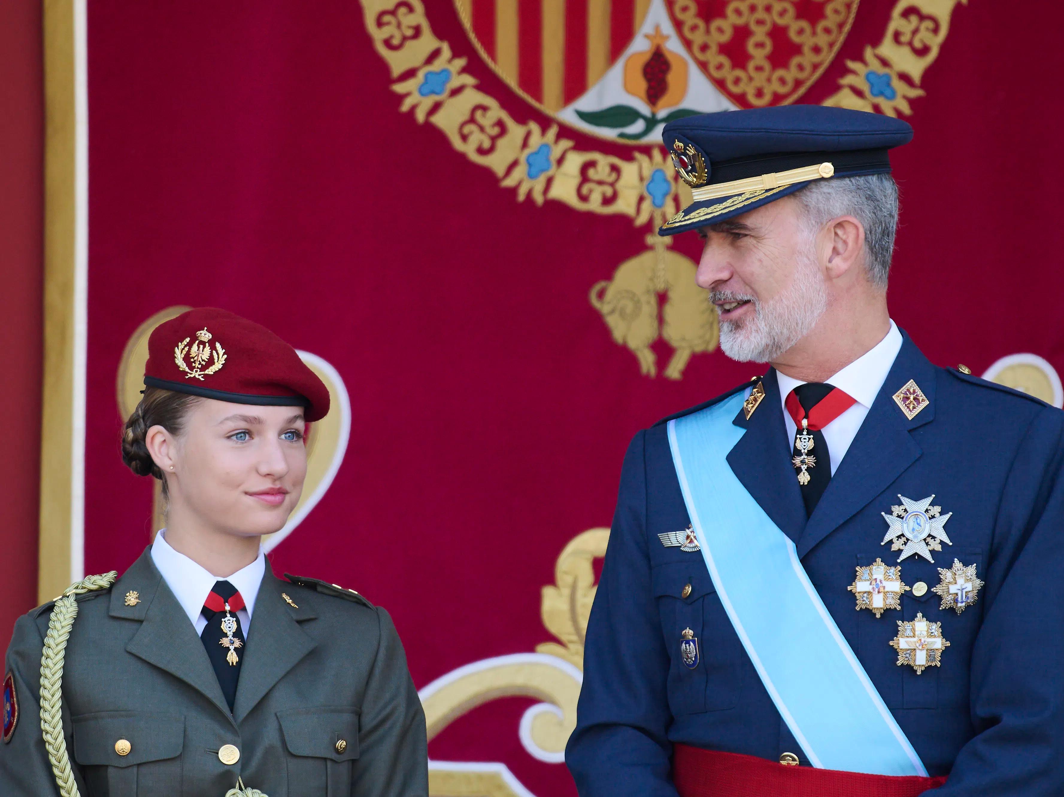 Красива и величествена: Испанската принцеса Леонор се появи за първи път във военна униформа