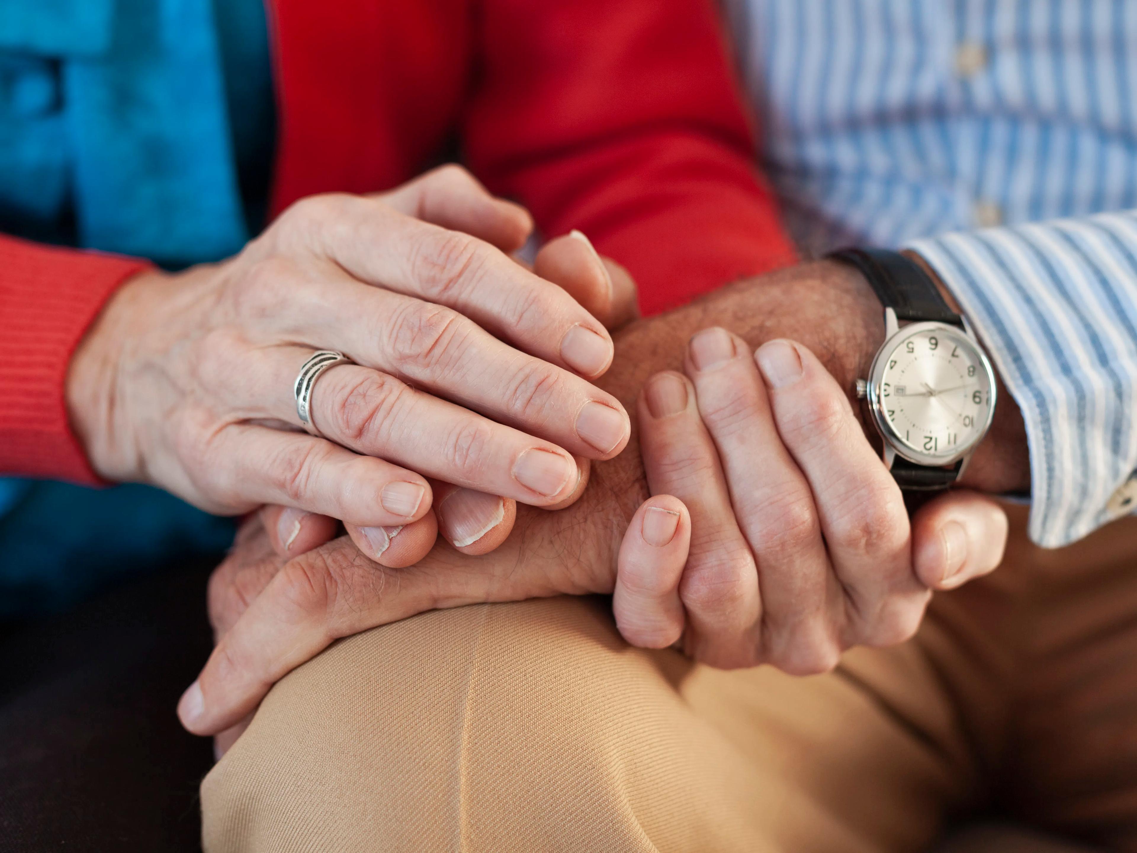 История, която трогва до сълзи: Двойка, женена от 69 години, прекара последните си мигове, държайки се за ръце